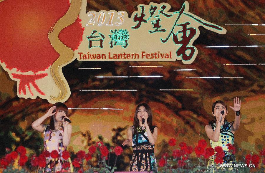 Singers of the group S.H.E perform at the Taiwan Lantern Festival in Hsinchu, southeast China's Taiwan, Feb. 24, 2013. 