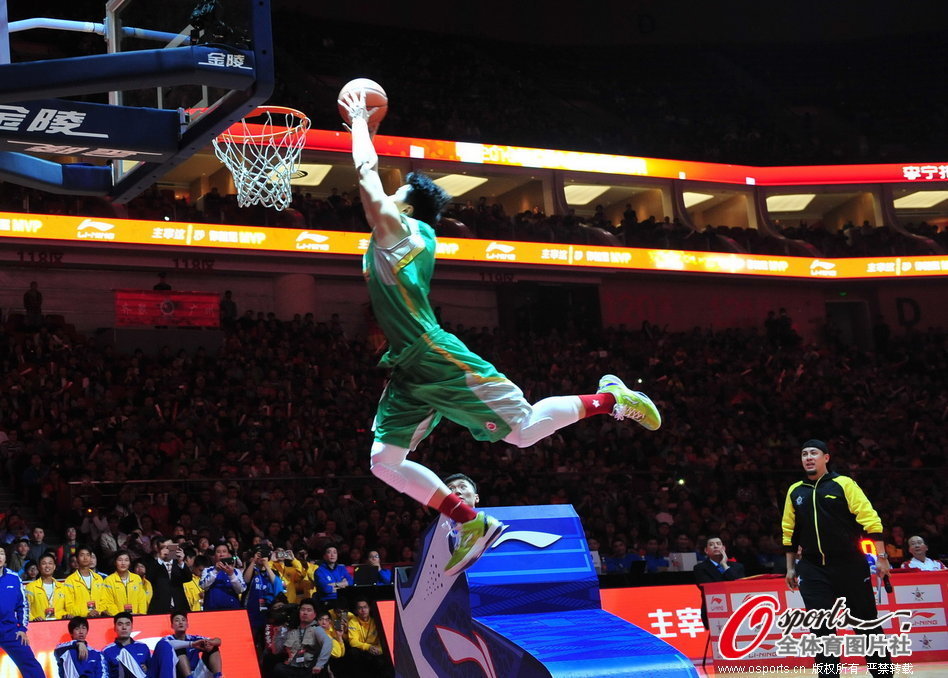 Zhai Yi of Shanghai Sharks goes up for a dunk in the slam dunk contest during the 2013 CBA All-Star Weekend in Guangzhou, Guangdong, Feb.24, 2013. 