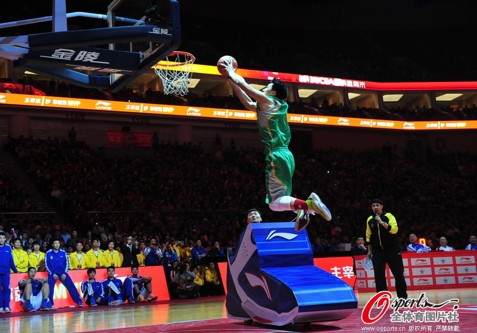 Zhai Yi of Shanghai Sharks goes up for a dunk in the slam dunk contest during the 2013 CBA All-Star Weekend in Guangzhou, Guangdong, Feb.24, 2013. 