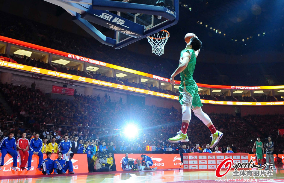 Zhai Yi of Shanghai Sharks goes up for a dunk in the slam dunk contest during the 2013 CBA All-Star Weekend in Guangzhou, Guangdong, Feb.24, 2013. 