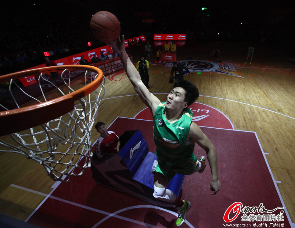 Zhai Yi of Shanghai Sharks goes up for a dunk in the slam dunk contest during the 2013 CBA All-Star Weekend in Guangzhou, Guangdong, Feb.24, 2013. 