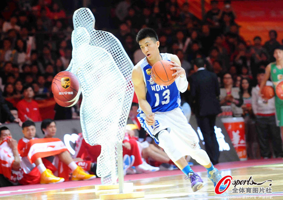 Guo Ailun of Liaoning competes in the skills challenge contest during the 2013 CBA All-Star Weekend in Guangzhou, Guangdong, Feb.24, 2013. 