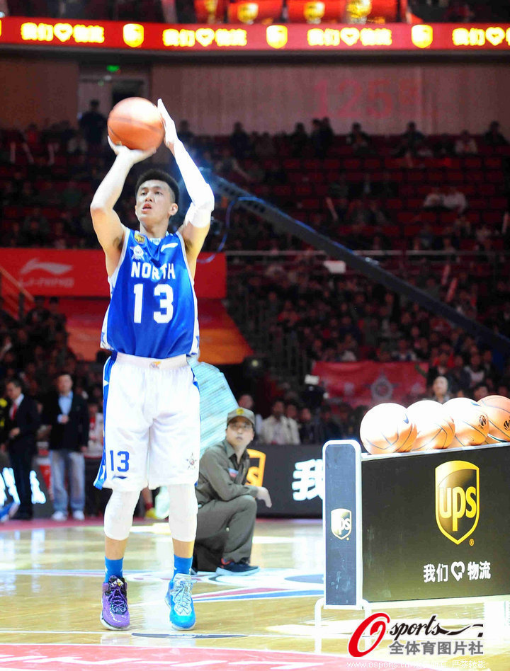 Guo Ailun of Liaoning competes in the skills challenge contest during the 2013 CBA All-Star Weekend in Guangzhou, Guangdong, Feb.24, 2013. 