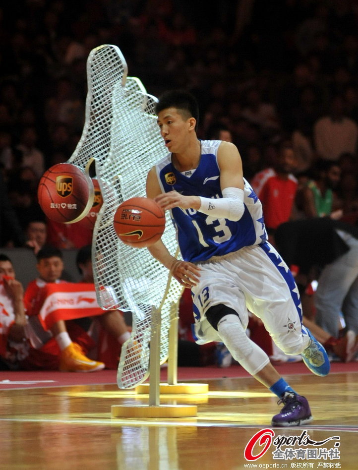 Guo Ailun of Liaoning competes in the skills challenge contest during the 2013 CBA All-Star Weekend in Guangzhou, Guangdong, Feb.24, 2013. 