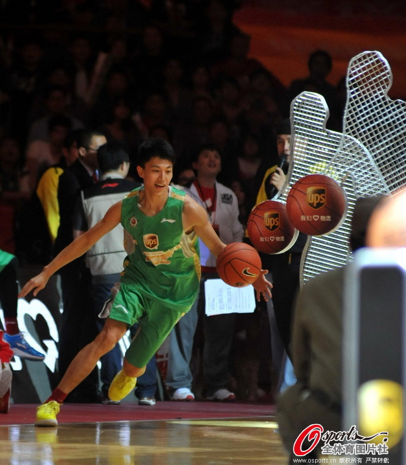 Liu Xiaoyu of Liaoning competes in the skills challenge contest during the 2013 CBA All-Star Weekend in Guangzhou, Guangdong, Feb.24, 2013.