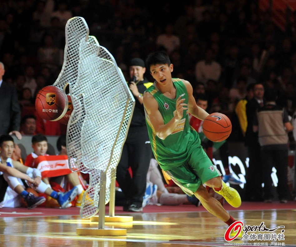 Liu Xiaoyu of Liaoning competes in the skills challenge contest during the 2013 CBA All-Star Weekend in Guangzhou, Guangdong, Feb.24, 2013. 