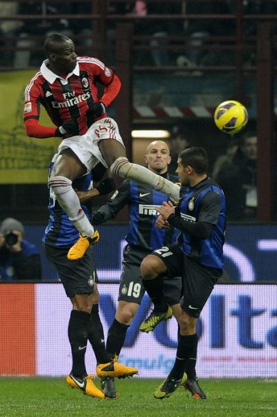 Balotelli rises highest and he tries to win the ball in the air.