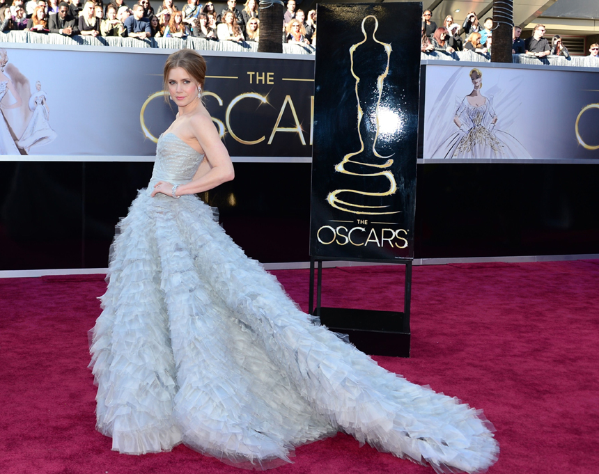 Best Supporting Actress nominee Amy Adams arrives on the red carpet for the 85th Annual Academy Awards on February 24, 2013 in Hollywood, California.