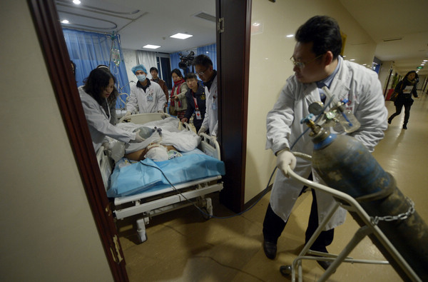 Wang Qingyong, a migrant worker from Jiangsu province, is rushed into surgery in Chongqing on Jan 19. Wang died and his family agreed to donate his organs. [Photo/China Daily]