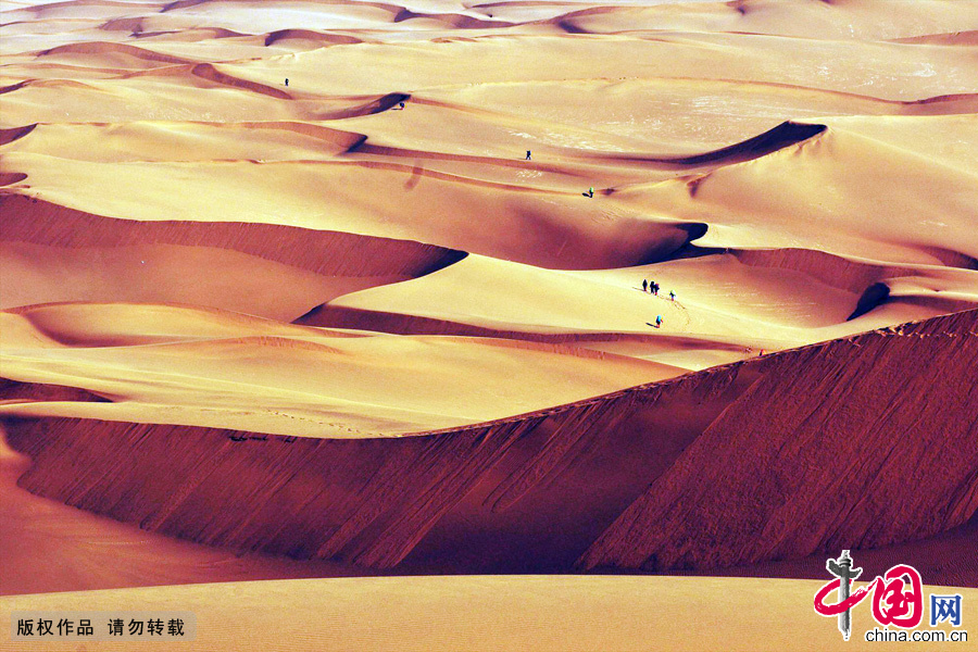Photo shows the beatuiful scenery of Kumutage desert. Kumutage desert is located in the adjacent region of Xinjiang Uygur Autonomous Region and Ningxia Hui Autonomous Region of China. [China.org.cn]