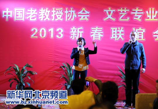 2月25日,青年京剧演员方旭(右),徐滢在表演京剧对唱《断密涧》.