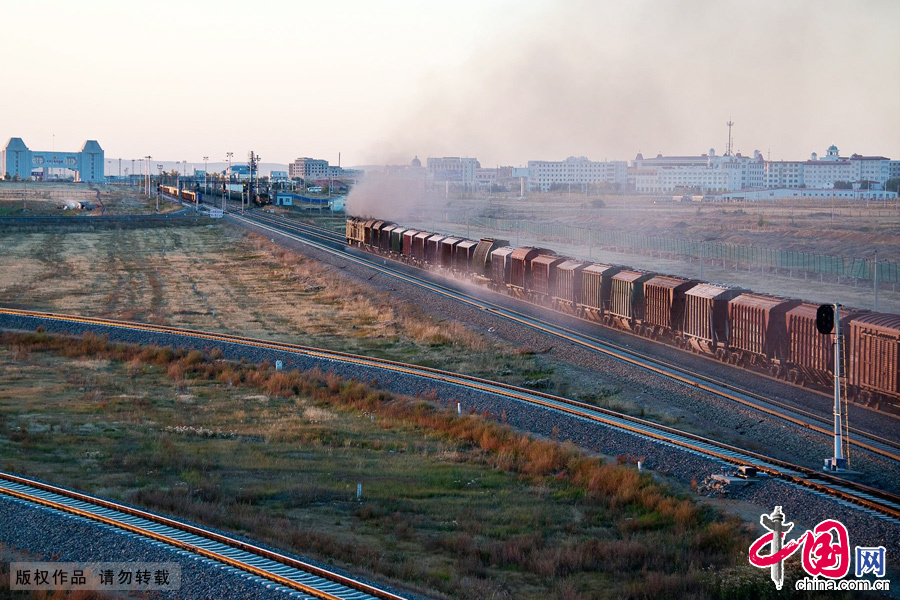 Manzhouli, in northern Inner Mongolia, borders Mongolia to the west and Russia to the north. Covering an area of 730 square kilometers, it is the largest landway border port in the country. 