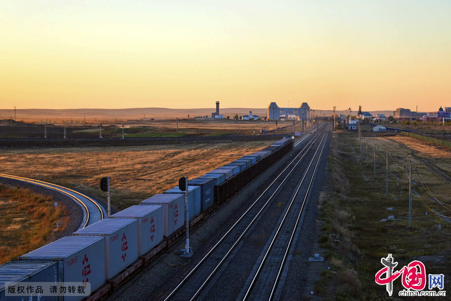 Manzhouli, in northern Inner Mongolia, borders Mongolia to the west and Russia to the north. Covering an area of 730 square kilometers, it is the largest landway border port in the country. 