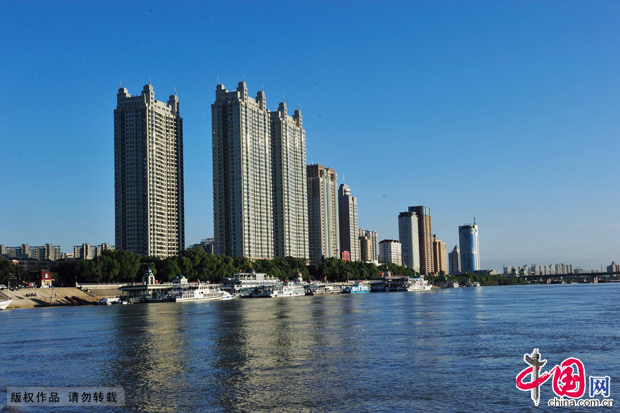 Built in 1953, Stalin Park is located on the southern bank of the Songhua River. The park measures 1750 meters from the Songhua Railway Bridge to Jiuzhan Park. [China.org.cn]