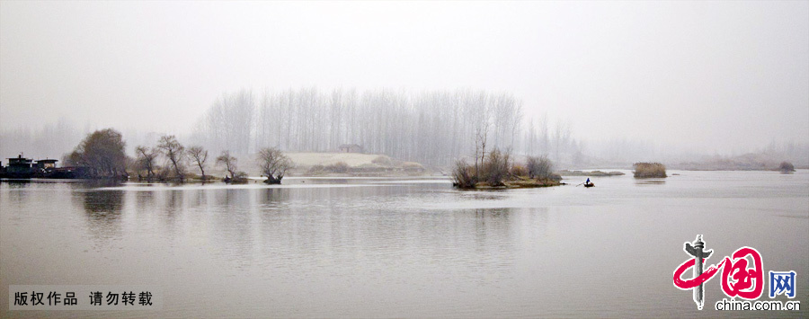 Danjiangkou Reservoir is located on Hanjiang River, the Yangtze River's largest branch. It was built in 1958 as the major water supply project to Beijing, Tianjin, Henan, Hebei provinces. [China.org.cn]