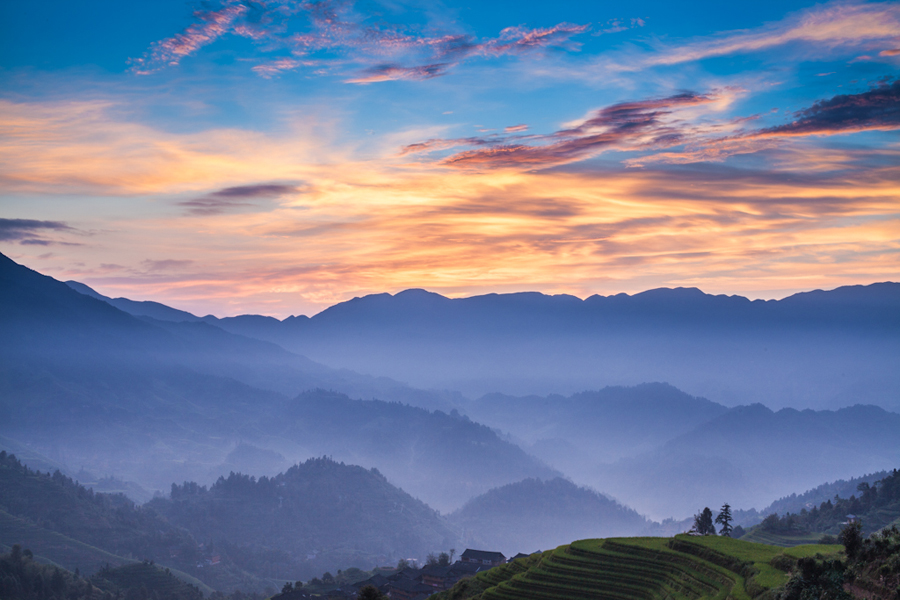 Located on Longji Mountain of Pingan Village, Longji Terrace, also known as Longsheng Terrace Field, is a fascinating scenic spot. First constructed in Yuan Dynasty and completed in Qing Dynasty, it has over 650 years of history.