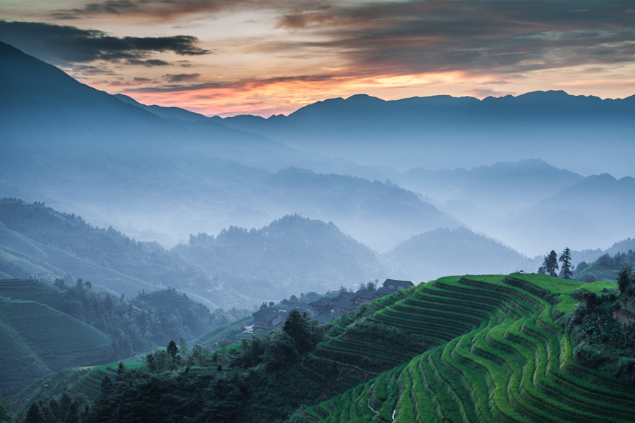 Located on Longji Mountain of Pingan Village, Longji Terrace, also known as Longsheng Terrace Field, is a fascinating scenic spot. First constructed in Yuan Dynasty and completed in Qing Dynasty, it has over 650 years of history.