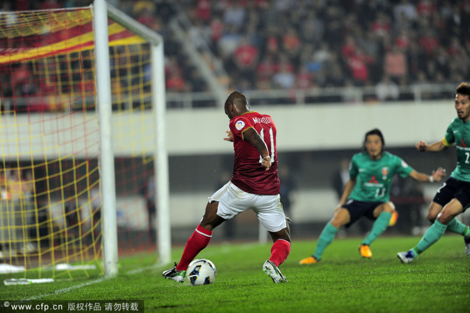 Guangzhou Evergrande's Muriqui tries to pass the ball in front of goal in a AFC Champions League Group F match between Evergrande and Urawa Red Diamonds in Tianhe Stadium, Guangzhou, on Feb.26, 2013.
