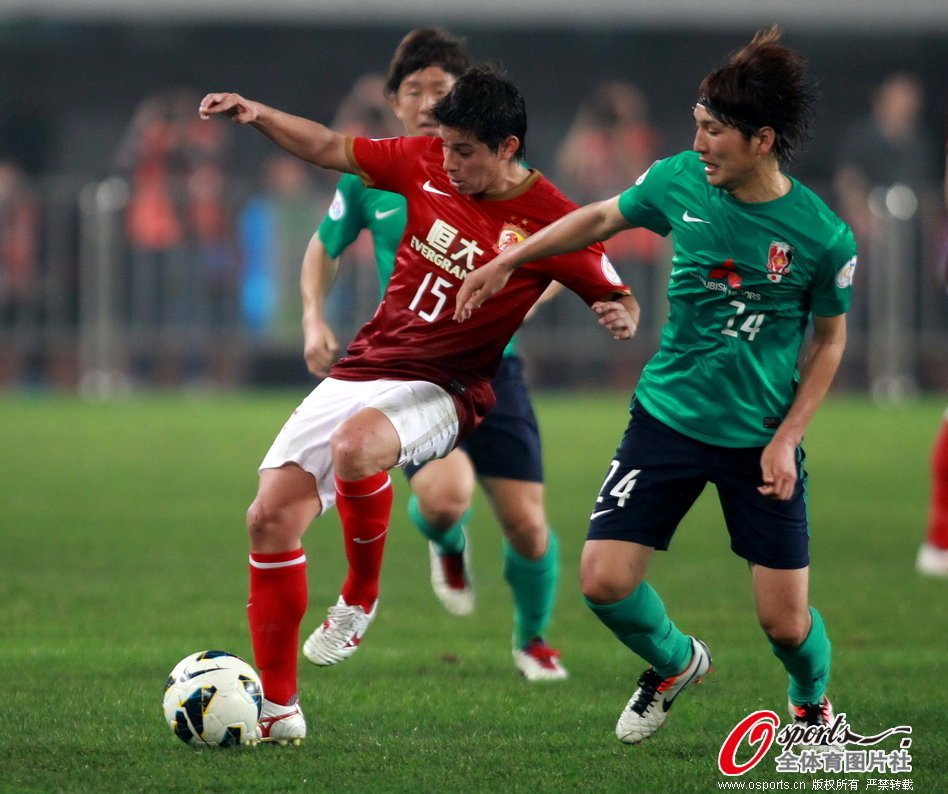Dario Conca controls the ball in a Group F match of AFC Champions League between Evergrande and Urawa Red Diamonds in Tianhe Stadium, Guangzhou, on Feb.26, 2013.