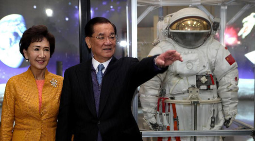KMT honorary chairman visits Beijing space center