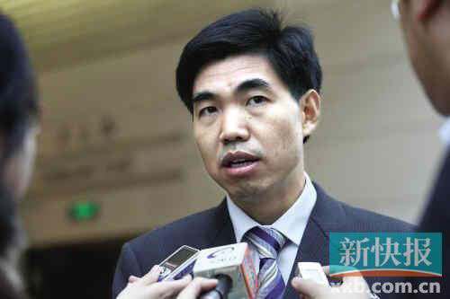 Zhu Lieyu, lawyer and deputy of the NPC, does an interview with the 'New Press Daily' on Wednesday, February 27, 2013. [Photo/New Press Daily]