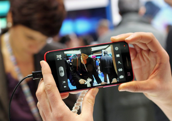 A ZTE Grand S Lite smartphone at the Mobile World Congress 2013 in Barcelona, Spain, on Monday. [Photo/China Daily]