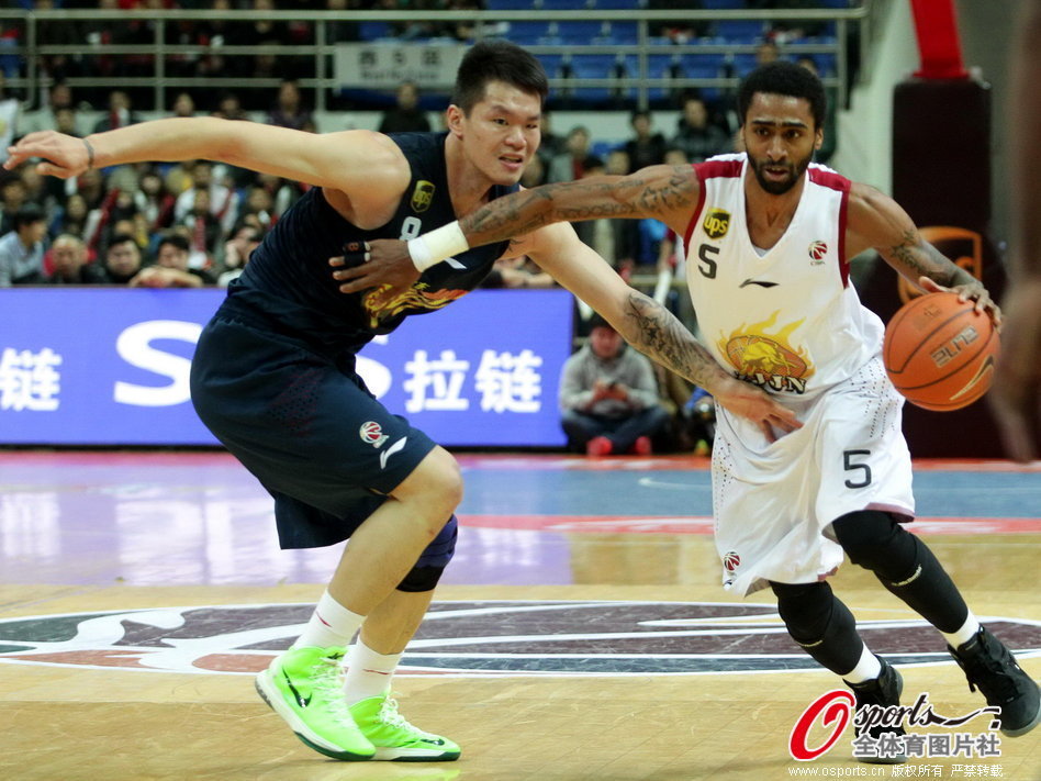 Quincy Douby of Zhejiang tries to drive past Guangdong's Zhu Fangyu in the first round of CBA playoffs in Yiwu, Zhejiang, on Feb.27, 2013. 