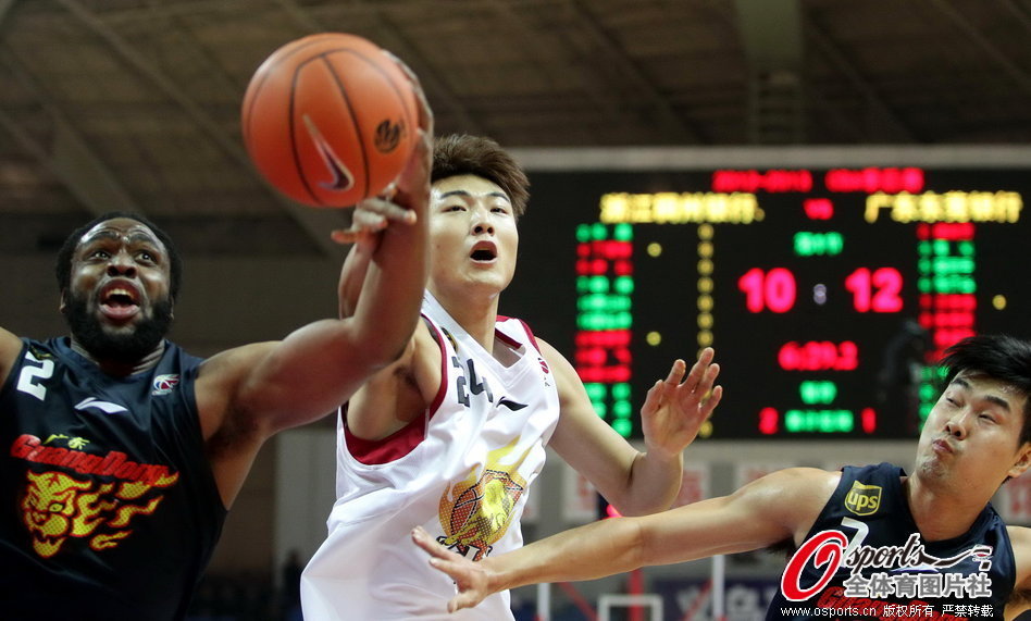 Ike Diogu of Guangdong Hongyuan and Zhang Dayu of Zhejiang fight for a rebound in the first round of CBA playoffs in Yiwu, Zhejiang, on Feb.27, 2013.