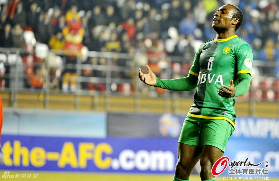 Beijing Guoan's J. Guerrón reacts after his strike hit the crossbar in a AFC Champions League match at The Steelyard, Pohang, on Feb.27, 2013.