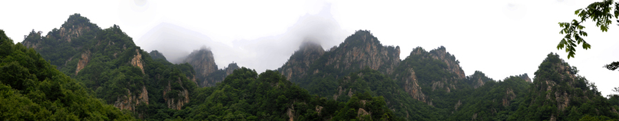 Funiu Mountain Geopark lies in Xixia County, in southwest Henan Province. As a comprehensive geopark, the park consists of a world biosphere reserve, a national nature reserve, a reserve of fossilized dinosaur eggs and a national mine park. 