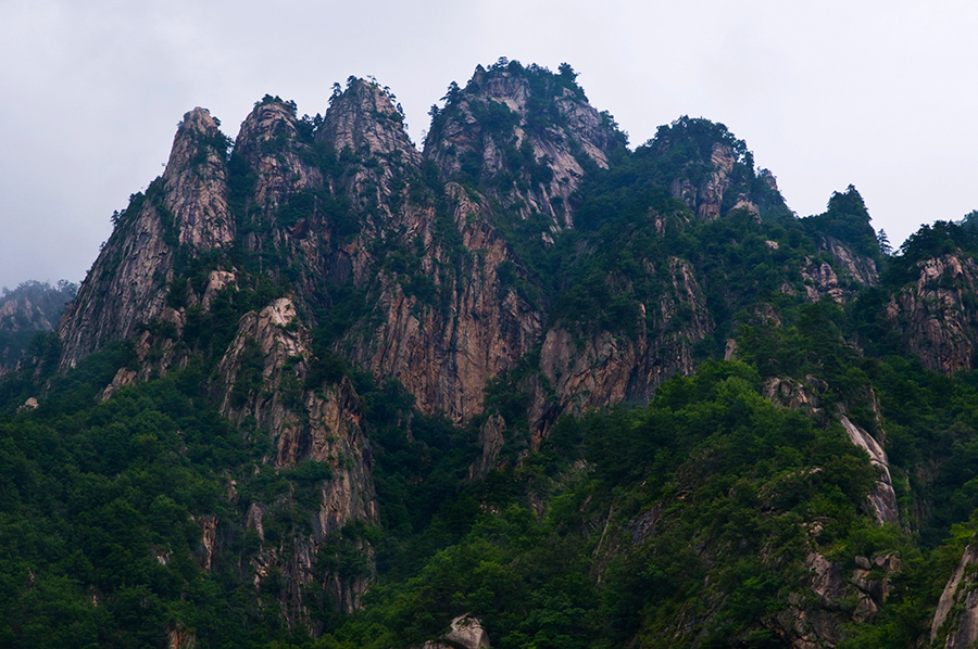 Funiu Mountain Geopark lies in Xixia County, in southwest Henan Province. As a comprehensive geopark, the park consists of a world biosphere reserve, a national nature reserve, a reserve of fossilized dinosaur eggs and a national mine park. 