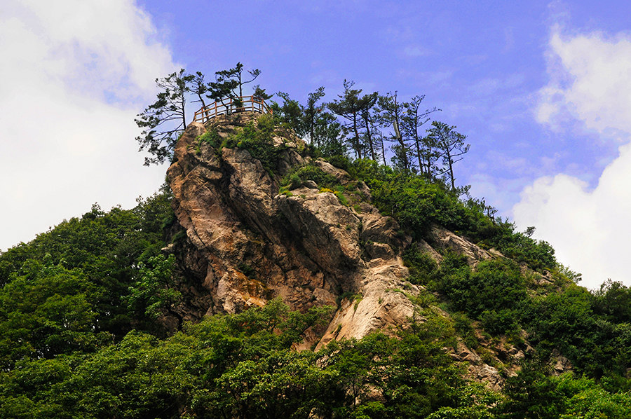 Funiu Mountain Geopark lies in Xixia County, in southwest Henan Province. As a comprehensive geopark, the park consists of a world biosphere reserve, a national nature reserve, a reserve of fossilized dinosaur eggs and a national mine park. 