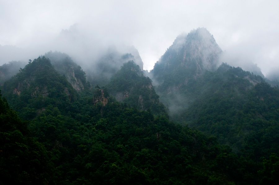 Funiu Mountain Geopark lies in Xixia County, in southwest Henan Province. As a comprehensive geopark, the park consists of a world biosphere reserve, a national nature reserve, a reserve of fossilized dinosaur eggs and a national mine park. 