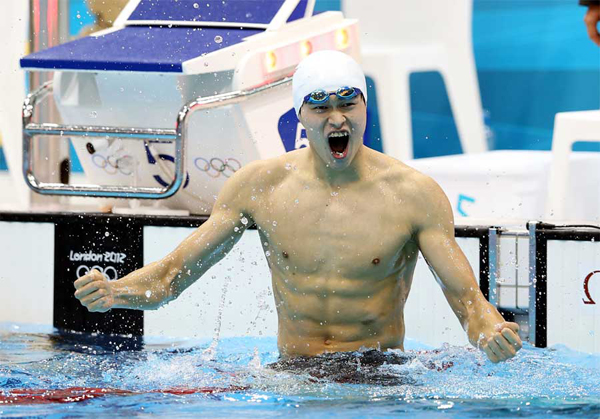 Sun Yang celebrates his gold medal in the men's 400m freestyle during the London 2012 Olympic Games swimming competition, 28 July 2012. [Xinhua] 