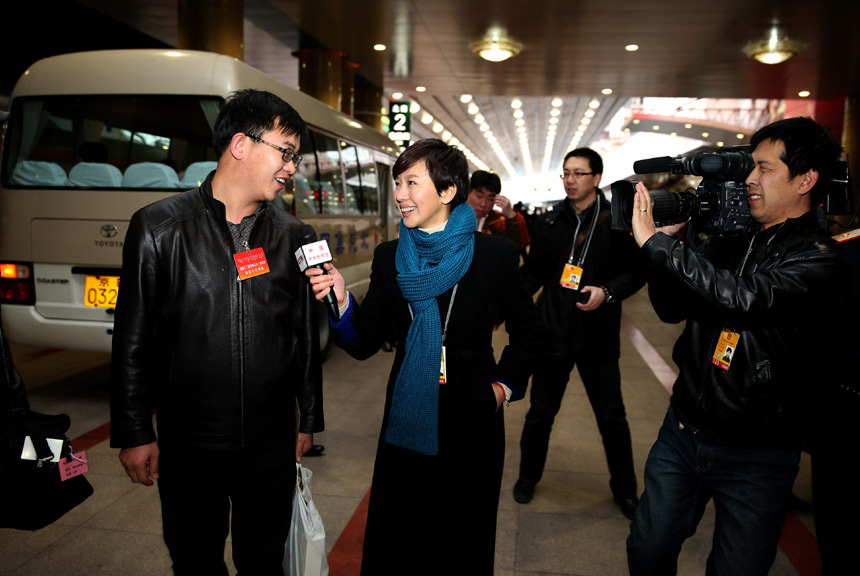 The delegation of Inner Mongolia Autonomous Region arrives in Beijing on March 2, 2013 for the annual National People&apos;s Congress. [Xinhua photo]