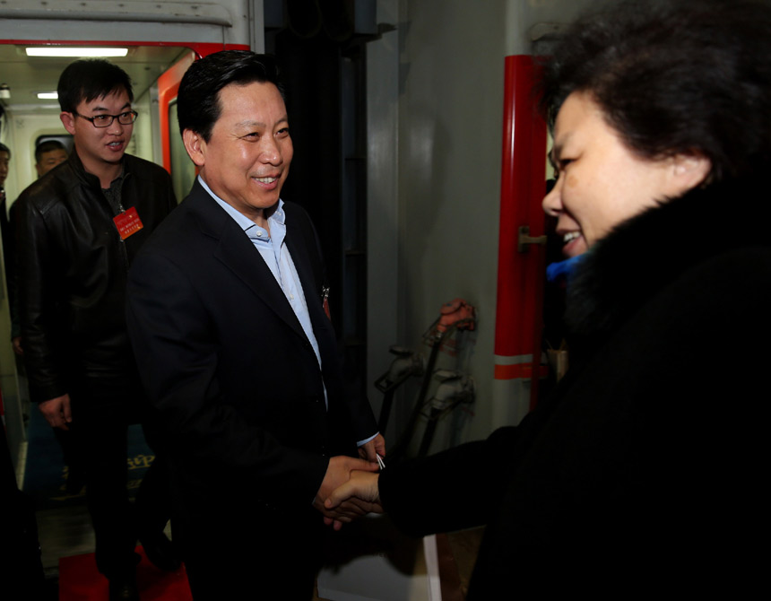 The delegation of Inner Mongolia Autonomous Region arrives in Beijing on March 2, 2013 for the annual National People&apos;s Congress. [Xinhua photo]