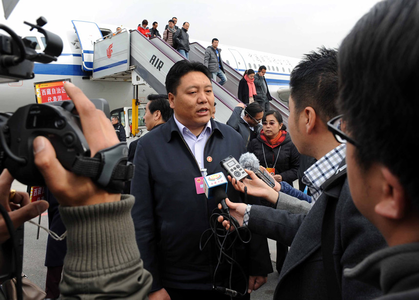 The delegation of Tibet Autonomous Region arrives in Beijing on March 2, 2013 for the annual National People&apos;s Congress. [Xinhua photo] 