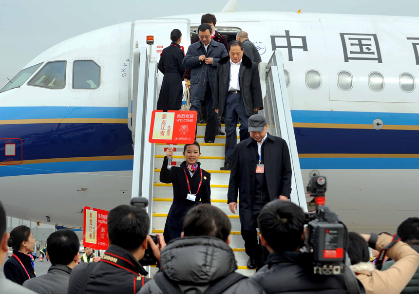 The delegation of Helongjiang Province arrives in Beijing on March 2, 2013 for the annual National People&apos;s Congress. [Xinhua photo] 