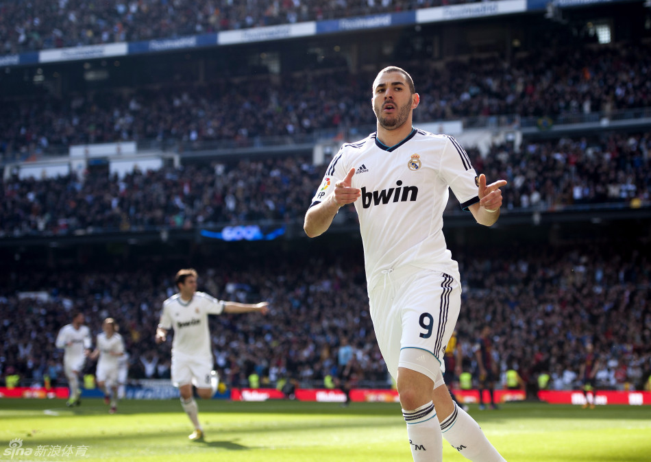 Karim Benzema celebrates scoring the opening goal 