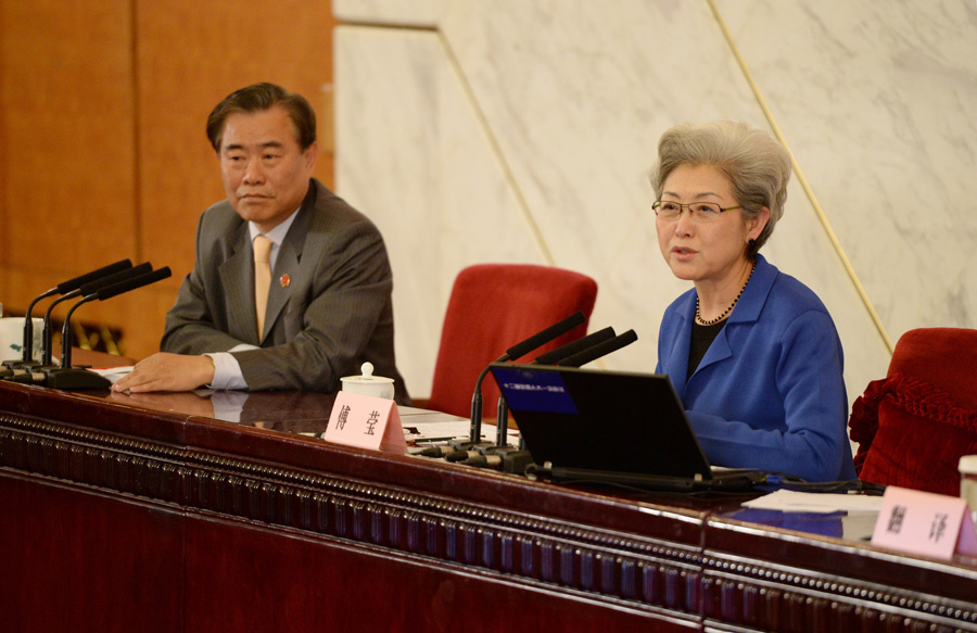  Fu Ying, Vice Foreign Minister and spokesperson for the First Session of the 12th NPC, answers questions from journalists during the press conference. 