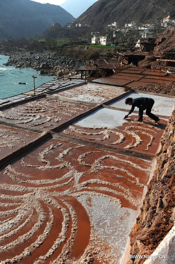 Tourists enjoy salterns scenery with 1,200 years history in China's Tibet 