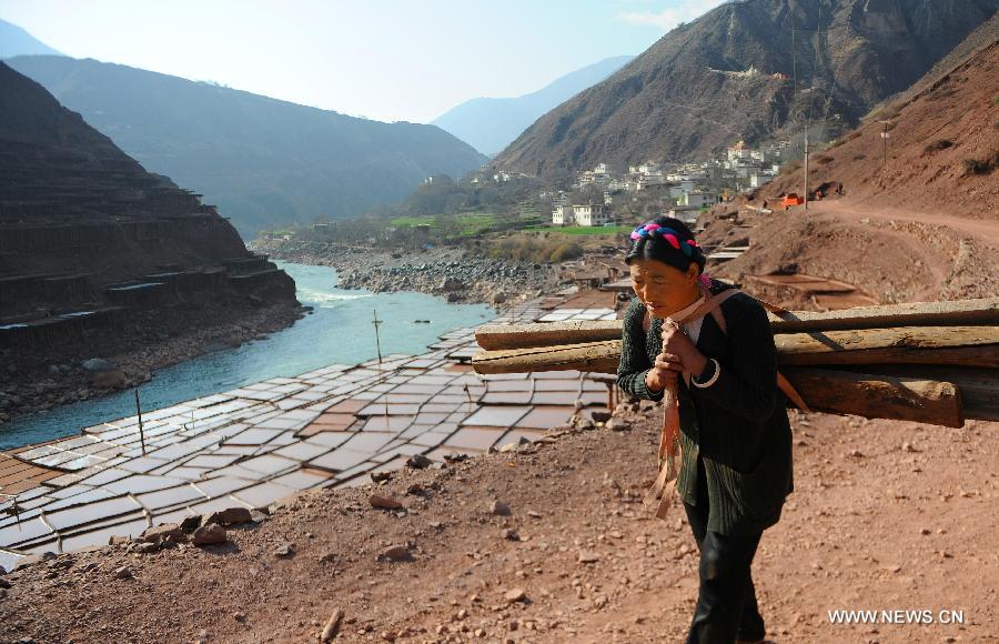 Tourists enjoy salterns scenery with 1,200 years history in China's Tibet 