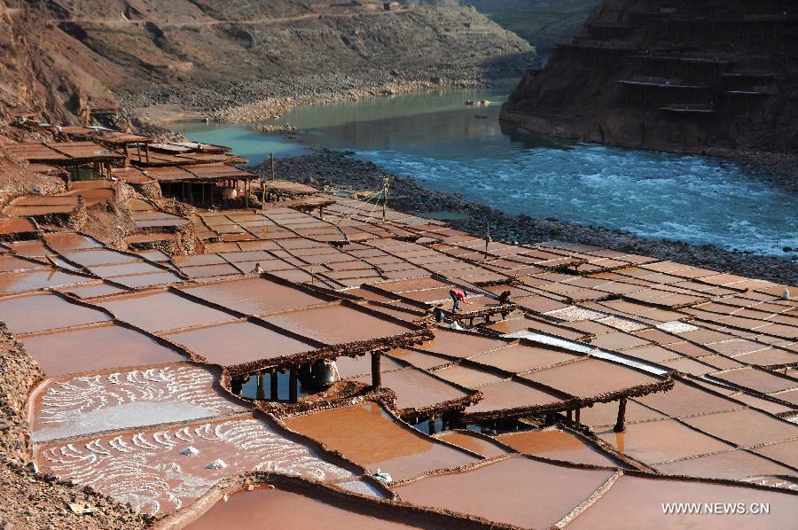 Tourists enjoy salterns scenery with 1,200 years history in China's Tibet 