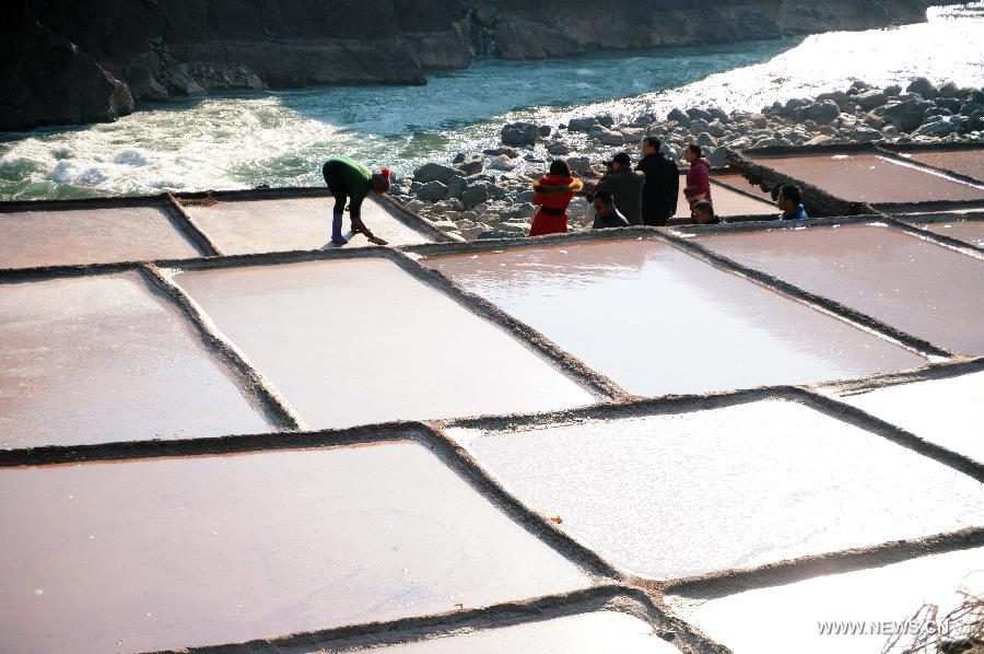 Tourists enjoy salterns scenery with 1,200 years history in China's Tibet 