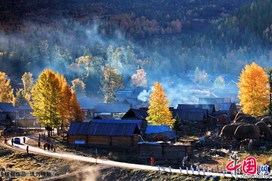 Located within the Kanas Lake scenic area in the north of Xinjiang, Hemu, one of the six most beautiful villages in China, is a rather primitive village. Here, visitors can enjoy the snow mountain, icy lake, grassland and primitive Tuwa minority village whom lived there thousand years. The beautiful scenery of Hemu Village in the early winter has attracted many tourists.[China.org.cn]