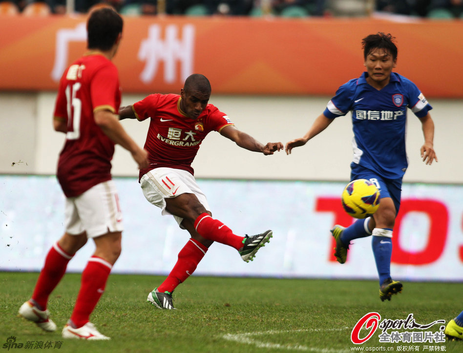 Muriqui of Evergrande shoots the ball in the Chinese Super Cup in Guangzhou, Guangdong province, on March 3, 2013.