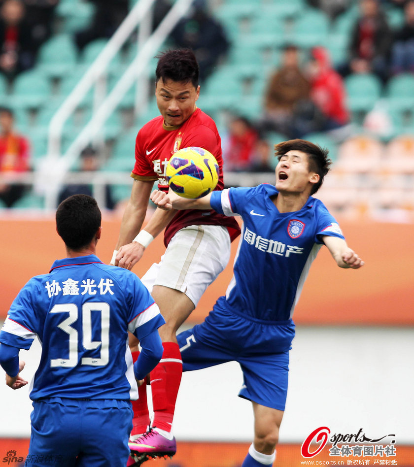 Gao Lin of Evergrande and Zhou Yun jump for a header in the Chinese Super Cup in Guangzhou, Guangdong province, on March 3, 2013.