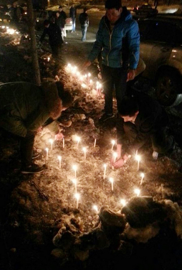 Changchun's citizens hold candle vigil in front of the missing baby's home, March 5, 2013. [Photo/China.org.cn]