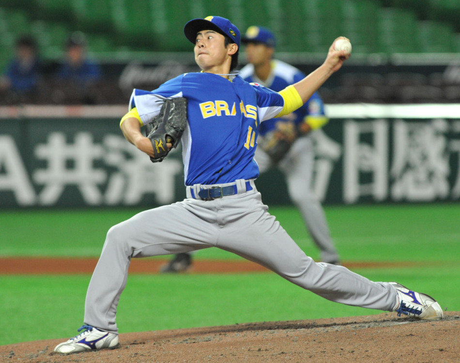 Brasil's player throws a ball in the match against China at the World Baseball Classic yesterday in Fukuoka, Japan on March 5, 2013.