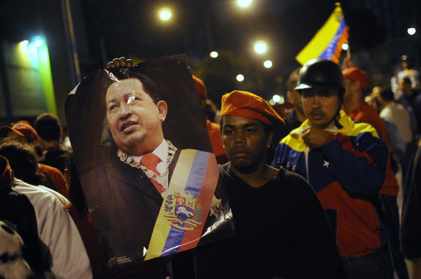 People mourn for the death of Venezuelan President Hugo on March 5, 2013. [Xinhua photo] 